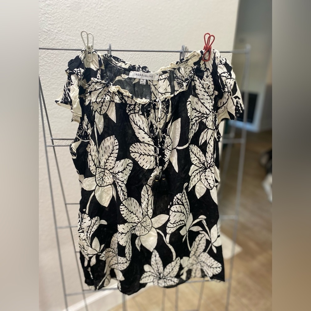 Rose & Olive Blouse Women’s Sz XS. Cream and black print